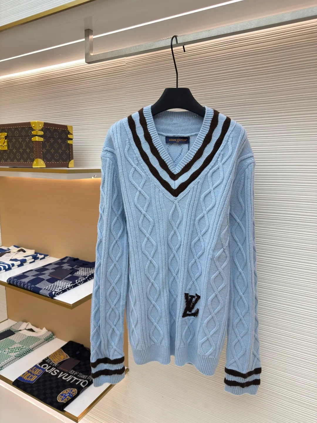 LOUIS VUITTON large V-neck cardigan with strokes ●Authentic product: Purchased and developed for 16600 ●Item number: 1680290-B55 ●Fabric: wool fabric ●Technology: knitting ●Version: fitted version ●Weight: about 705 grams ●Size: XS-S-M-L ●Description: 30 wool and 70% acrylic color. This style uses 7-needle Juxin machine to weave the piece. 9 yarn feeders are needed to hang the logo on the front. The whole piece needs to be moved to twist the rope. It is easy to explode holes at the intersection of the twisted rope. The whole piece is brown and part of the yarn is mohair. It takes a long time to adjust the machine. The stitches at the bottom of the sleeve clip are all edged, which increases the loom time and sewing time. Because the logo is hung with wool, the coffee-colored thread is clamped on the edge and needs to be drawn out. Moreover, due to the characteristics of mohair, the overall workmanship is very complicated. The embroidery is added with heat-capacitive glue and needs to be hot-glued to ensure quality. The checkerboard pattern needs to be positioned correctly, so it is faster. Each process of the entire garment is slow and time-consuming. The overall workmanship is very complicated. The embroidery is added with heat-capacitive glue and needs to be hot-glued to ensure quality. The checkerboard pattern needs to be positioned correctly. Therefore, the speed is relatively high, and each process of the entire garment is relatively slow and time-consuming. The overall wiring is straight and delicate. The fabric is comfortable and soft. The color is consistent and has no color difference. It can be matched with the same style to create a fashionable look and control various occasions. Customized accessories, complete with three standards, same style for men and women!